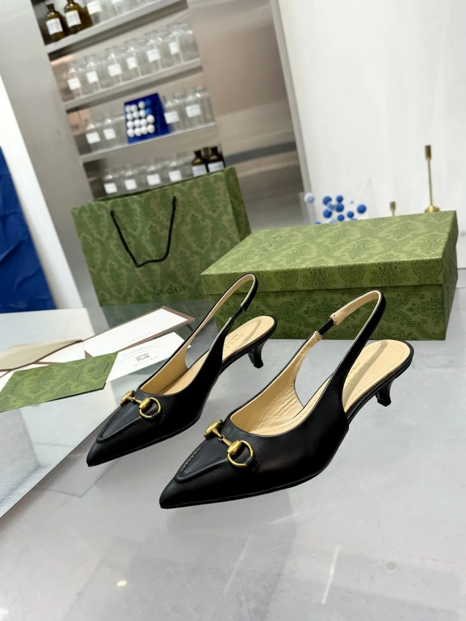 👟👟Ex-factory price 440👟👟 (genuine leather sole +40) Gucci Signoria pumps are named after the central square of Florence, recreating the classic and elegant style of the birthplace of the brand. Combining shiny patent leather with a pointed toe, these shoes are embellished with Gucci's signature chain, adding a stylish edge to your new season wardrobe. Upper: Made of first-layer imported patent cowhide/sheepskin lining. Outsole: rubber non-slip outsole/genuine leather outsole. Size: 35-42 (34/41 42 customized, non-refundable)